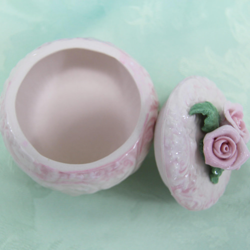 陶器作品】手びねりバラの蓋付き小物入れ✨ アートフラワー