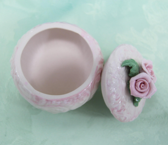 【陶器作品】手びねりバラの蓋付き小物入れ✨ 2枚目の画像