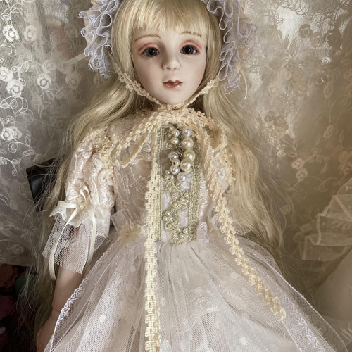 創作球体関節ビスクドール人形 薄いブルーアイの白いアンティーク調