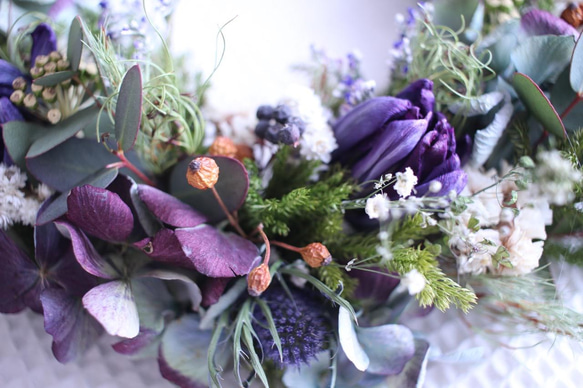 紫チューリップと白い小花の三日月リース✳︎ドライフラワー◎22センチ 4枚目の画像