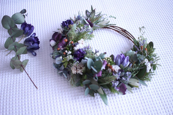 紫チューリップと白い小花の三日月リース✳︎ドライフラワー◎22センチ 2枚目の画像