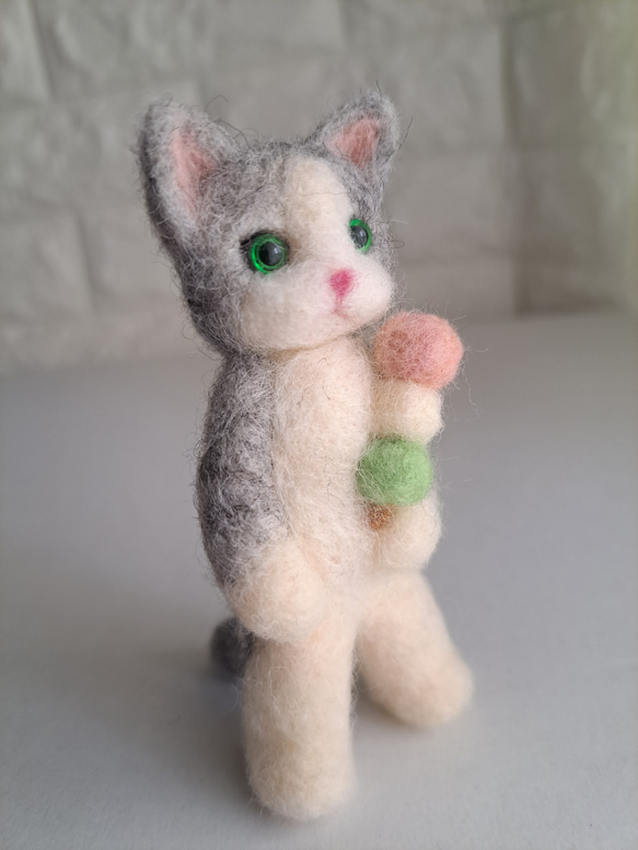 羊毛フェルト　癒し　サバシロ猫　ネコ　立ちニャン  お団子　可愛い　サバトラ 2枚目の画像