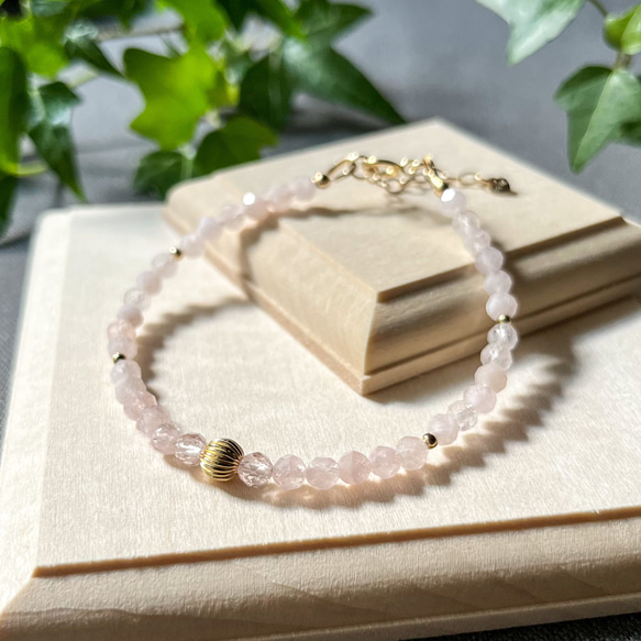 薄桜色の天然石ピンクアクアマリン(モルガナイト)のブレスレット