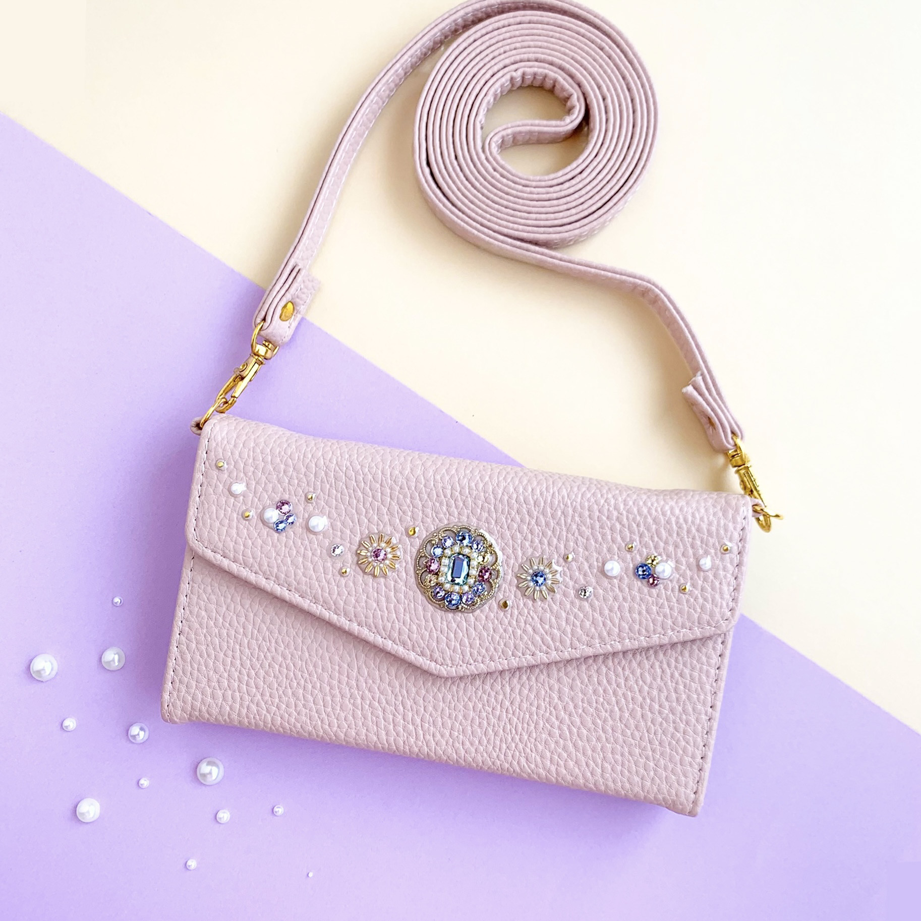 8周年記念SALE【iPhone11Pro】斜め掛けできる3つ折り手帳型ケース　✽フラワー❁*✲ﾟ*