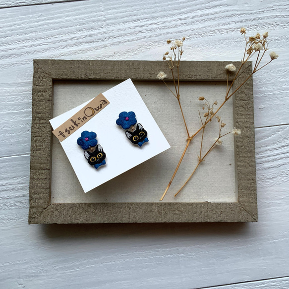 花とゆれる黒猫坊や刺繍ピアス(青) 1枚目の画像