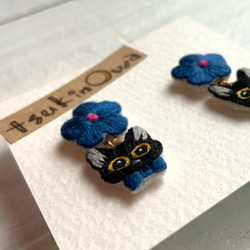 花とゆれる黒猫坊や刺繍ピアス(青) 2枚目の画像