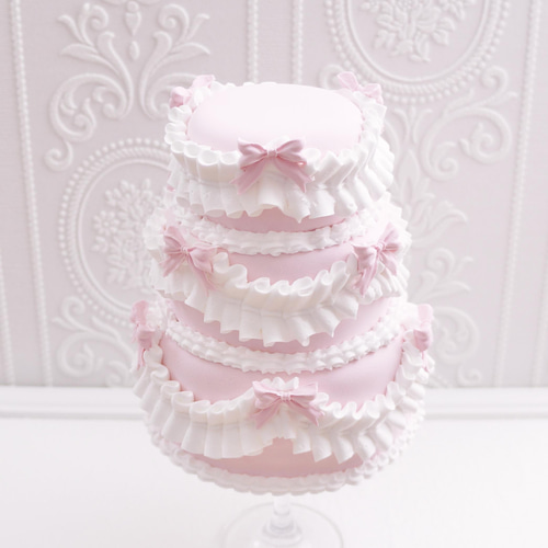 フェミニン可愛い♡ ホイップフリルの3段クレイケーキ｜記念日 