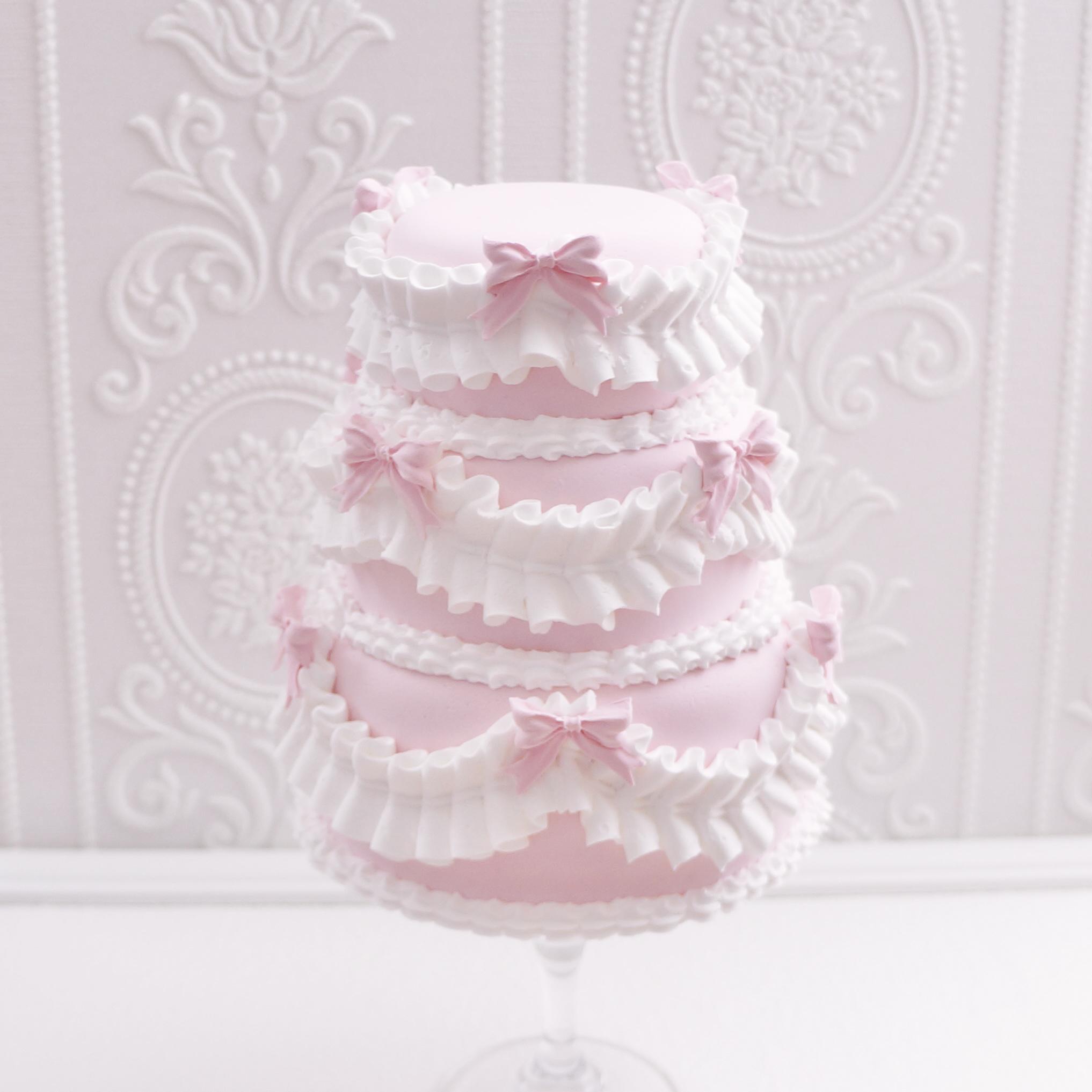 ホワイトローズの3段ケーキ型置物 ホワイトローズの3段ケーキ型置物