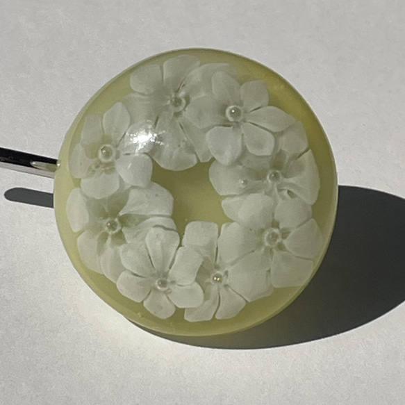 ガラスのポニーフック　白の小花　ペールイエロー 10枚目の画像
