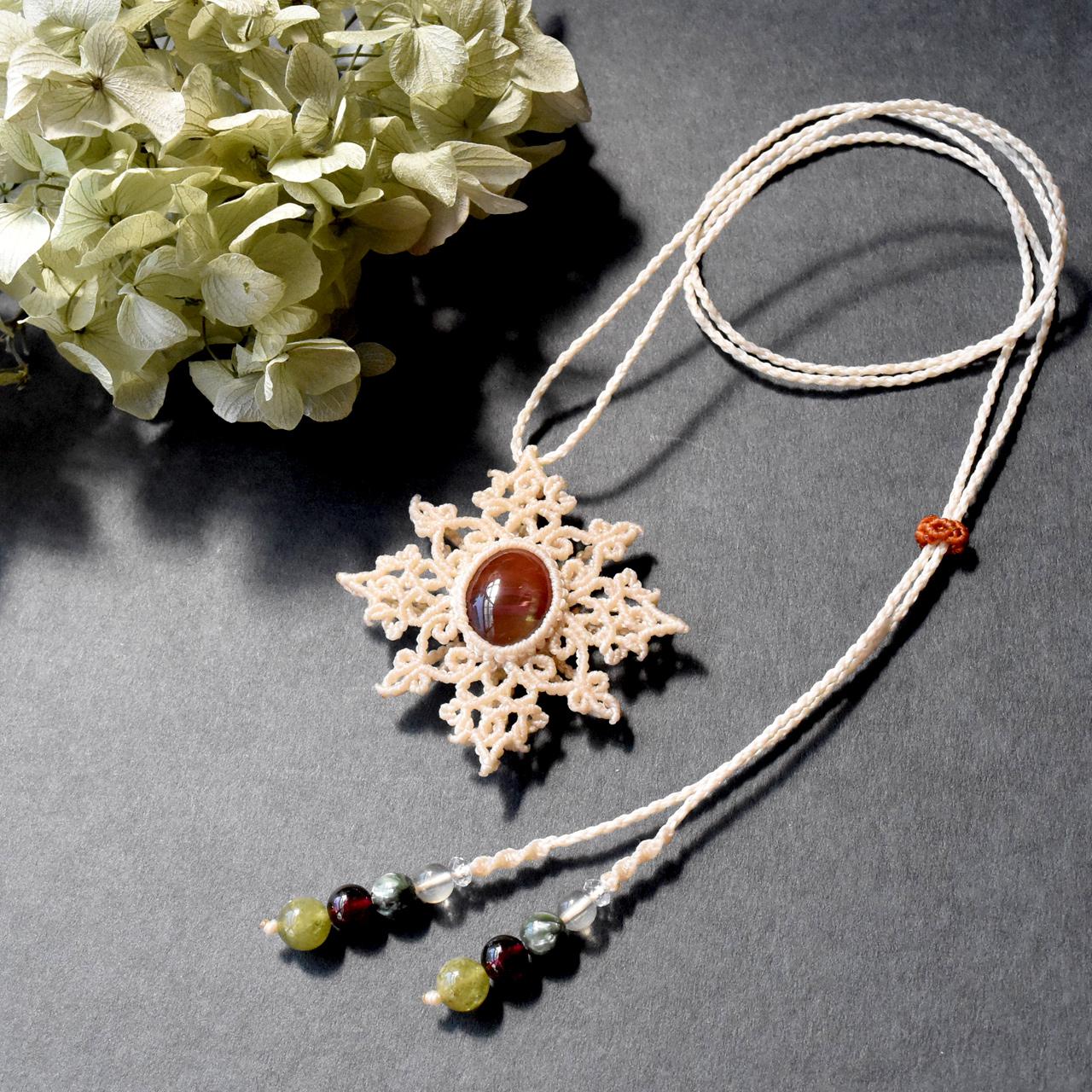 チベット産アンデシンのマクラメ編みペンダント