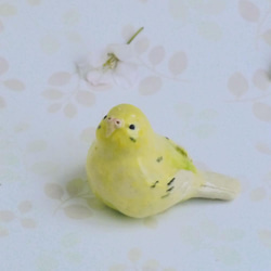 見上げる黄色いセキセイインコ（陶器の小鳥の置物）　 5枚目の画像