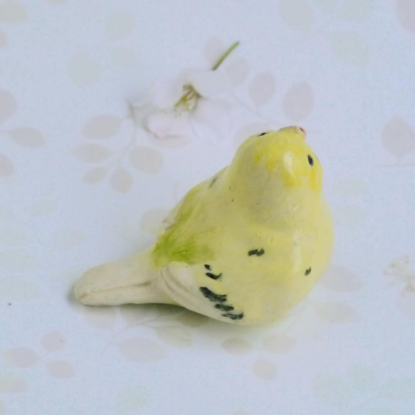 見上げる黄色いセキセイインコ（陶器の小鳥の置物）　 3枚目の画像