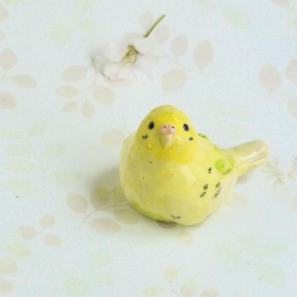 見上げる黄色いセキセイインコ（陶器の小鳥の置物）　 1枚目の画像