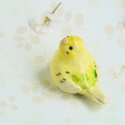 見上げる黄色いセキセイインコ（陶器の小鳥の置物）　 2枚目の画像