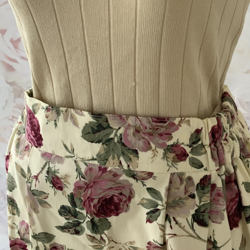 バラの型押し柄スカート生成り