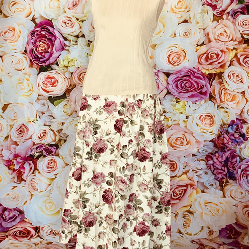 バラの型押し柄スカート　生成り バラの型押し柄スカート生成り