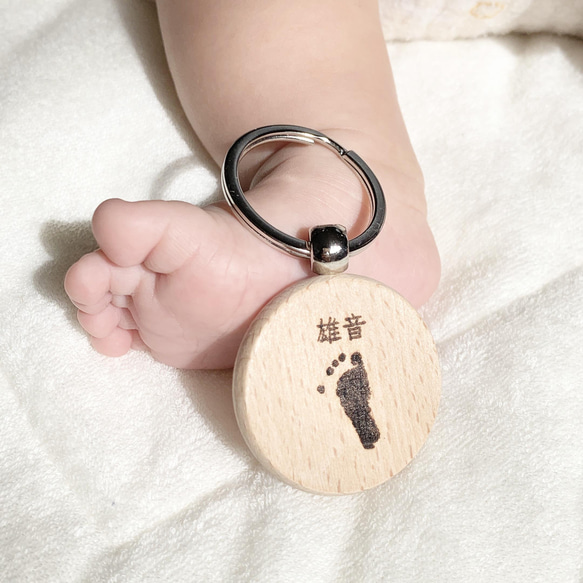 赤ちゃんの手形足形キーホルダー　命名書　メモリアル　出産祝い　誕生日　名入れ　名札　ウッドチャーム　バースデープレート 7枚目の画像