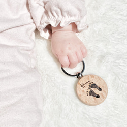 赤ちゃんの手形足形キーホルダー　命名書　メモリアル　出産祝い　誕生日　名入れ　名札　ウッドチャーム　バースデープレート 8枚目の画像