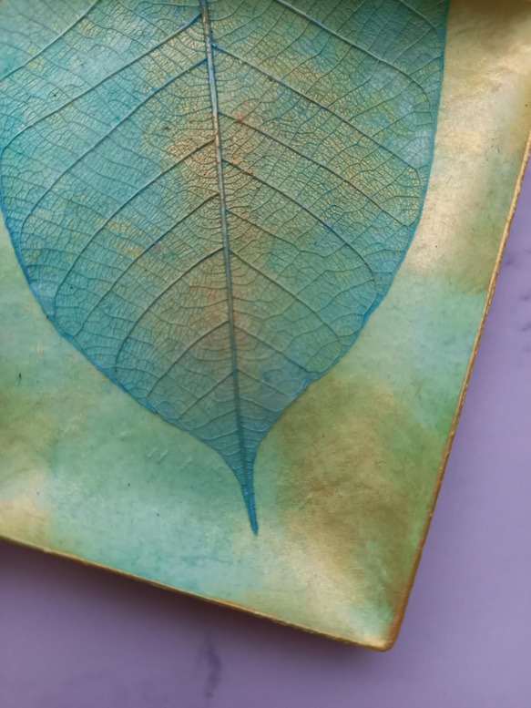 【SOLD OUT！】アクセサリートレイ(グリーン/スクエア)  天然の葉を用いるボタニーペインティング装飾　 2枚目の画像