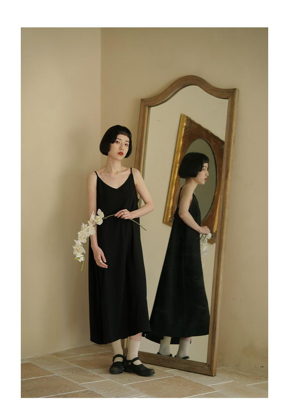 黑色 高級感簡約V領基礎款洋裝 A字版型內搭外穿極簡連身裙 第9張的照片