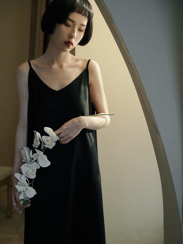 黑色 高級感簡約V領基礎款洋裝 A字版型內搭外穿極簡連身裙 第1張的照片