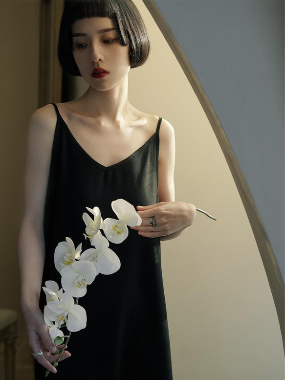 黑色 高級感簡約V領基礎款洋裝 A字版型內搭外穿極簡連身裙 第5張的照片