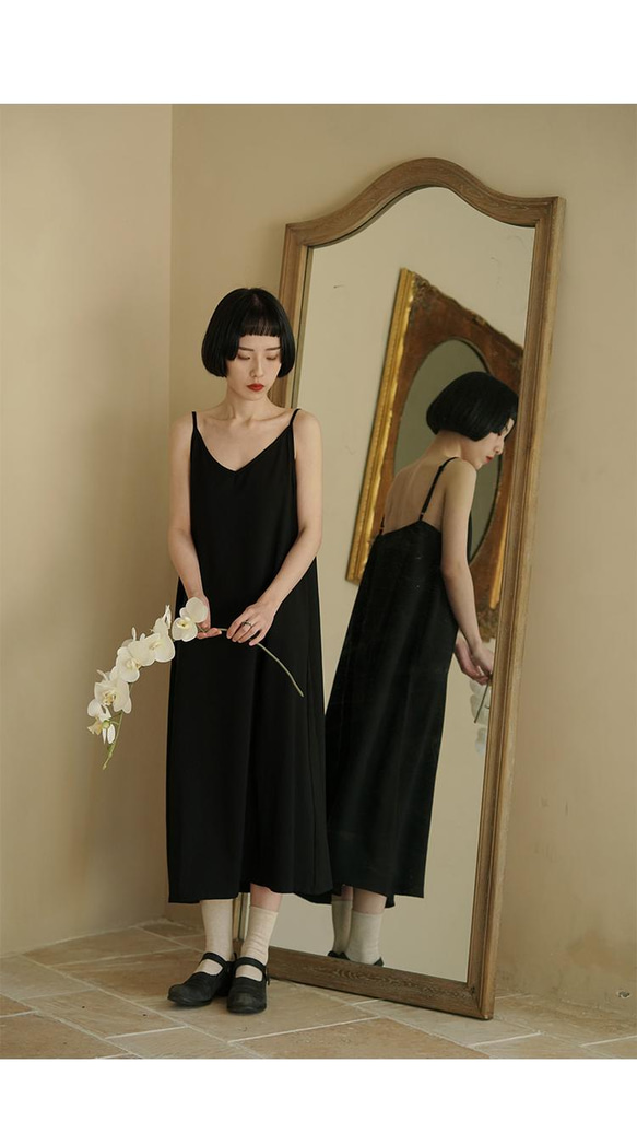 黑色 高級感簡約V領基礎款洋裝 A字版型內搭外穿極簡連身裙 第10張的照片