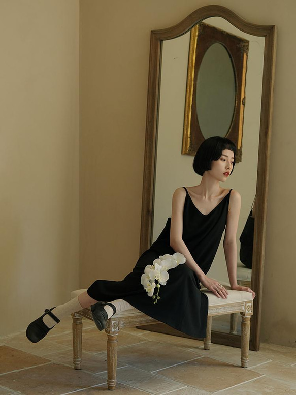 黑色 高級感簡約V領基礎款洋裝 A字版型內搭外穿極簡連身裙 第8張的照片