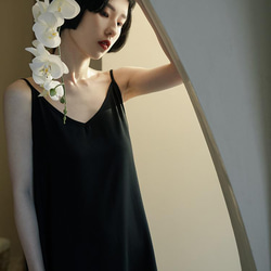 黑色 高級感簡約V領基礎款洋裝 A字版型內搭外穿極簡連身裙 第6張的照片