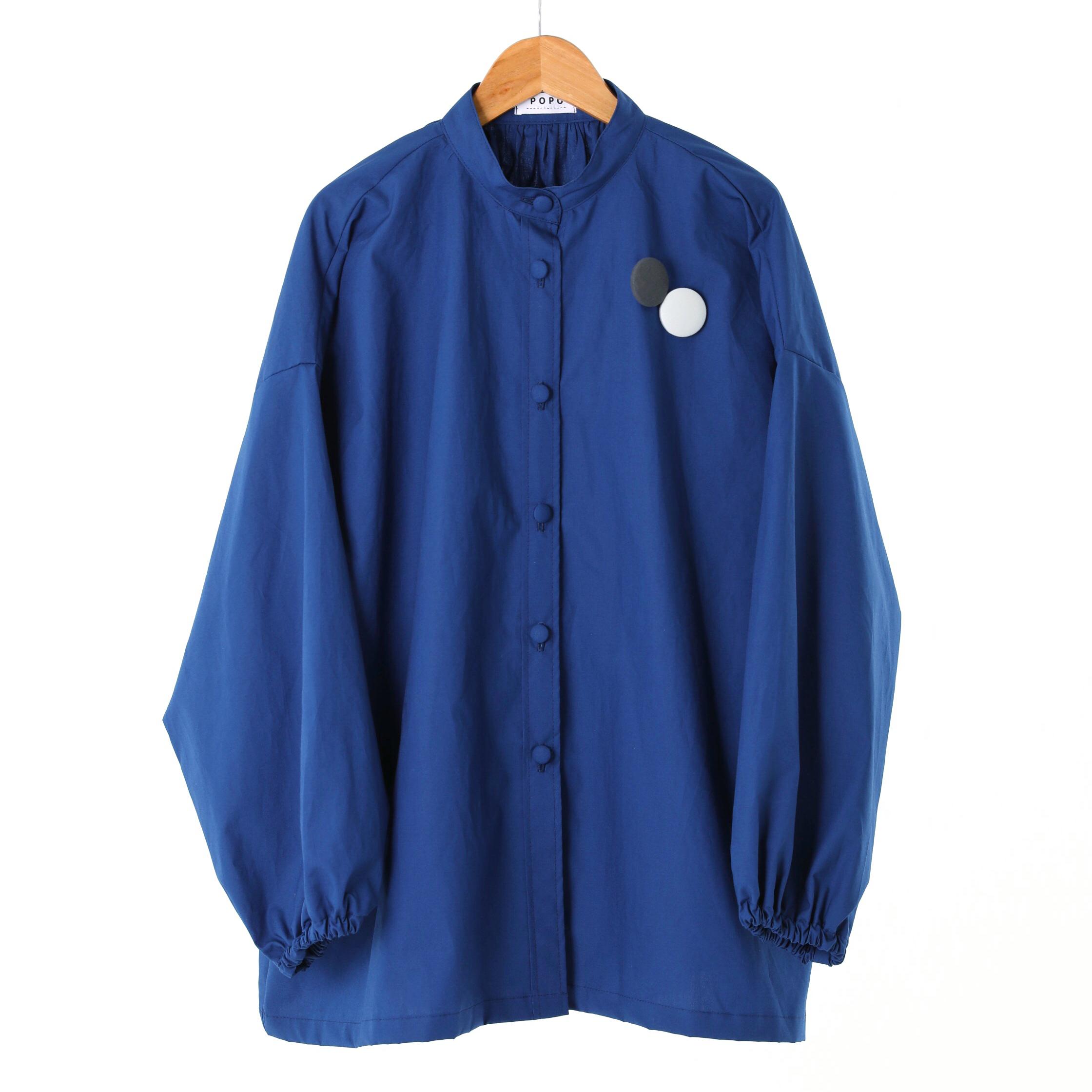 バンドカラーギャザーブラウス　タイプライター　ネイビーブルー　長袖