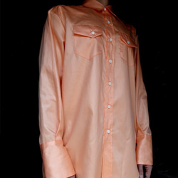 サーモンオレンジ色のウエスタンテール・コットン100%ユニセックスシャツ【gri:n ai】 10枚目の画像
