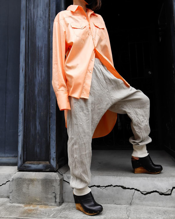 サーモンオレンジ色のウエスタンテール・コットン100%ユニセックスシャツ【gri:n ai】 4枚目の画像