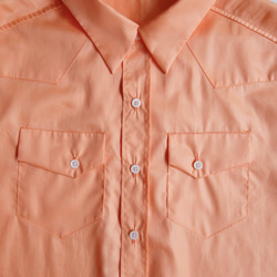 サーモンオレンジ色のウエスタンテール・コットン100%ユニセックスシャツ【gri:n ai】 16枚目の画像