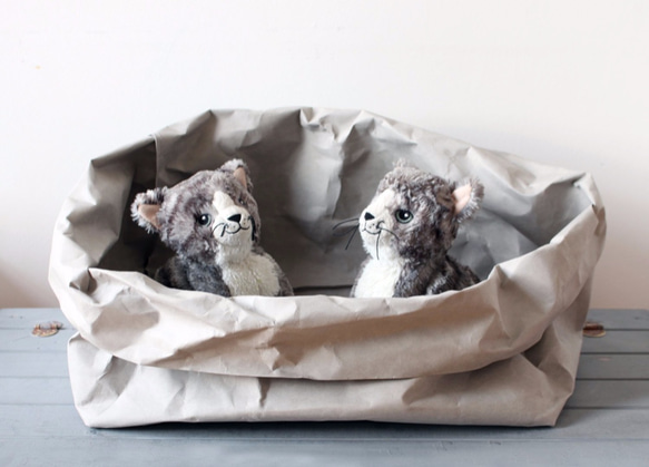 即納｜レザーのような手触り 丈夫＆洗える 猫の紙袋 ベッド ウォッシャブルペーパー （グレー） 2枚目の画像