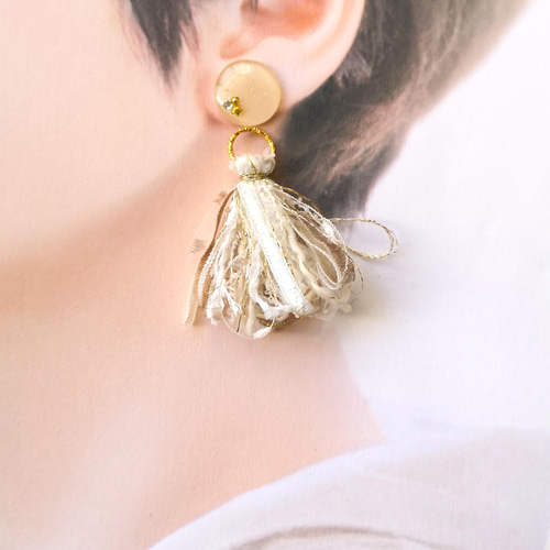 2way*キラキラベージュのタッセルのピアス/イヤリング ピアス  