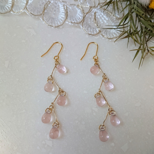 上品 しずく型ガラスビーズのピアス・イヤリング(ピンク) ピアス ピアス