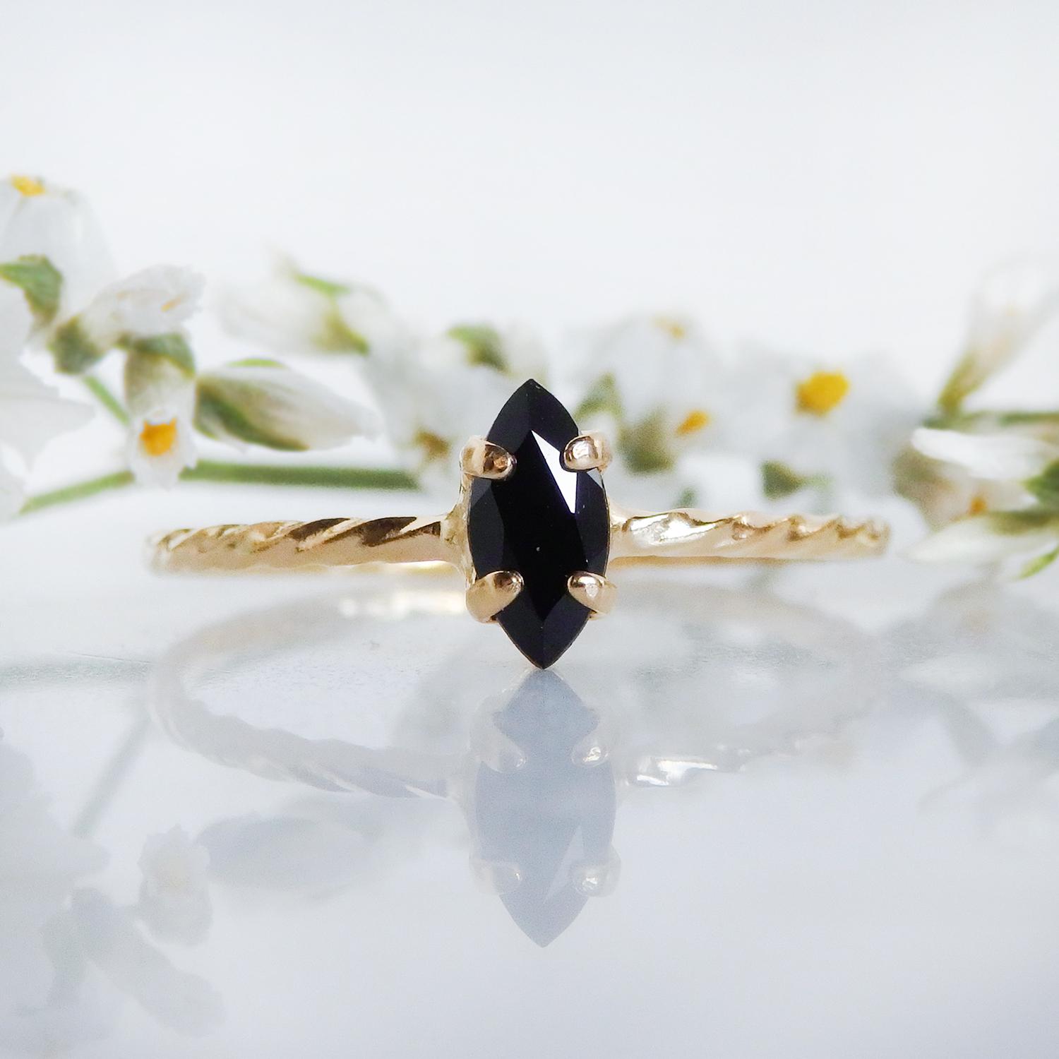 漆黒の一滴＊オニキスマーキスツイストリング（真鍮・K18メッキ）｜細見せ効果・成功の石・サイズオーダー可　華奢リング