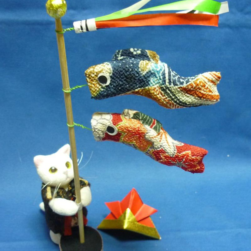 猫だって子供の日 卓上鯉のぼりを見上げる陣羽織を着た猫さんと折り紙