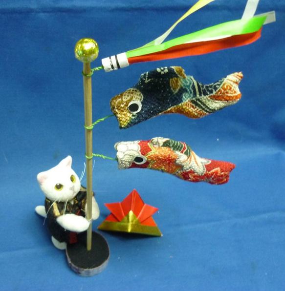 猫だって子供の日　卓上鯉のぼりを見上げる陣羽織を着た猫さんと折り紙の兜  　 6枚目の画像