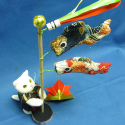 猫だって子供の日　卓上鯉のぼりを見上げる陣羽織を着た猫さんと折り紙の兜  　 7枚目の画像