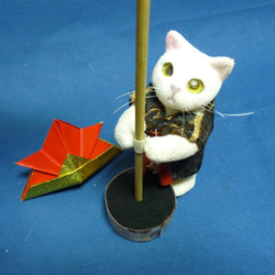 猫だって子供の日　卓上鯉のぼりを見上げる陣羽織を着た猫さんと折り紙の兜  　 4枚目の画像