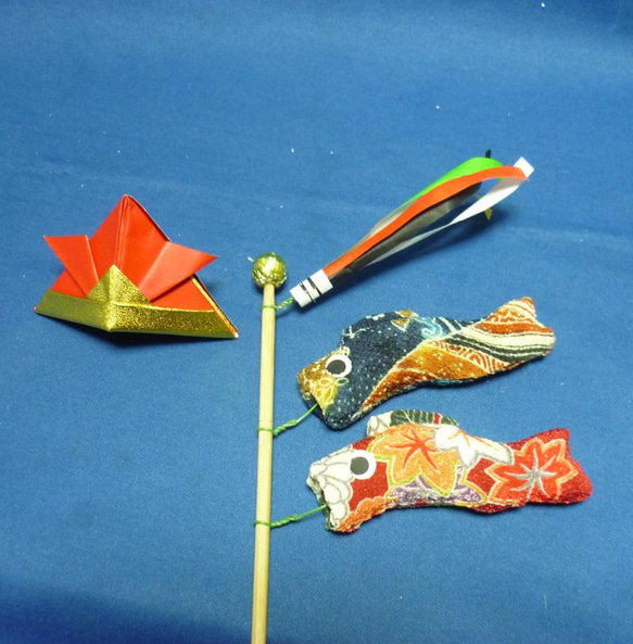猫だって子供の日　卓上鯉のぼりを見上げる陣羽織を着た猫さんと折り紙の兜  　 9枚目の画像