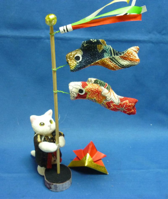 猫だって子供の日　卓上鯉のぼりを見上げる陣羽織を着た猫さんと折り紙の兜  　 1枚目の画像