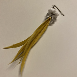 黄色い羽根のピアス 2枚目の画像