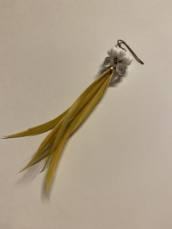 黄色い羽根のピアス 2枚目の画像