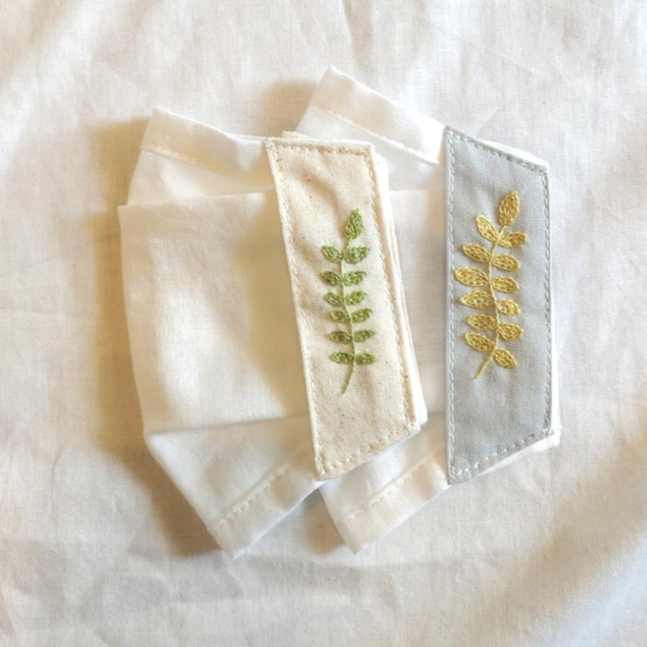 刺繍入りマスクカバー【LEAF】一枚仕立て 柔らかガーゼ使用 通気性◎ 春夏用　母の日にも 2枚目の画像