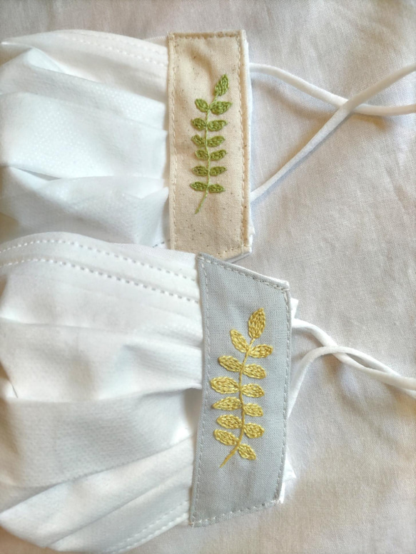 刺繍入りマスクカバー【LEAF】一枚仕立て 柔らかガーゼ使用 通気性◎ 春夏用　母の日にも 3枚目の画像