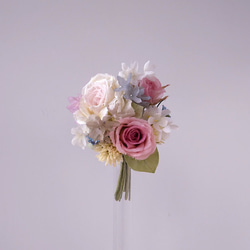 3 朵迷你玫瑰花束 * 由棉/絲歐根紗製成 * 胸花 第1張的照片