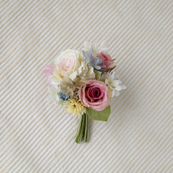 3 朵迷你玫瑰花束 * 由棉/絲歐根紗製成 * 胸花 第2張的照片