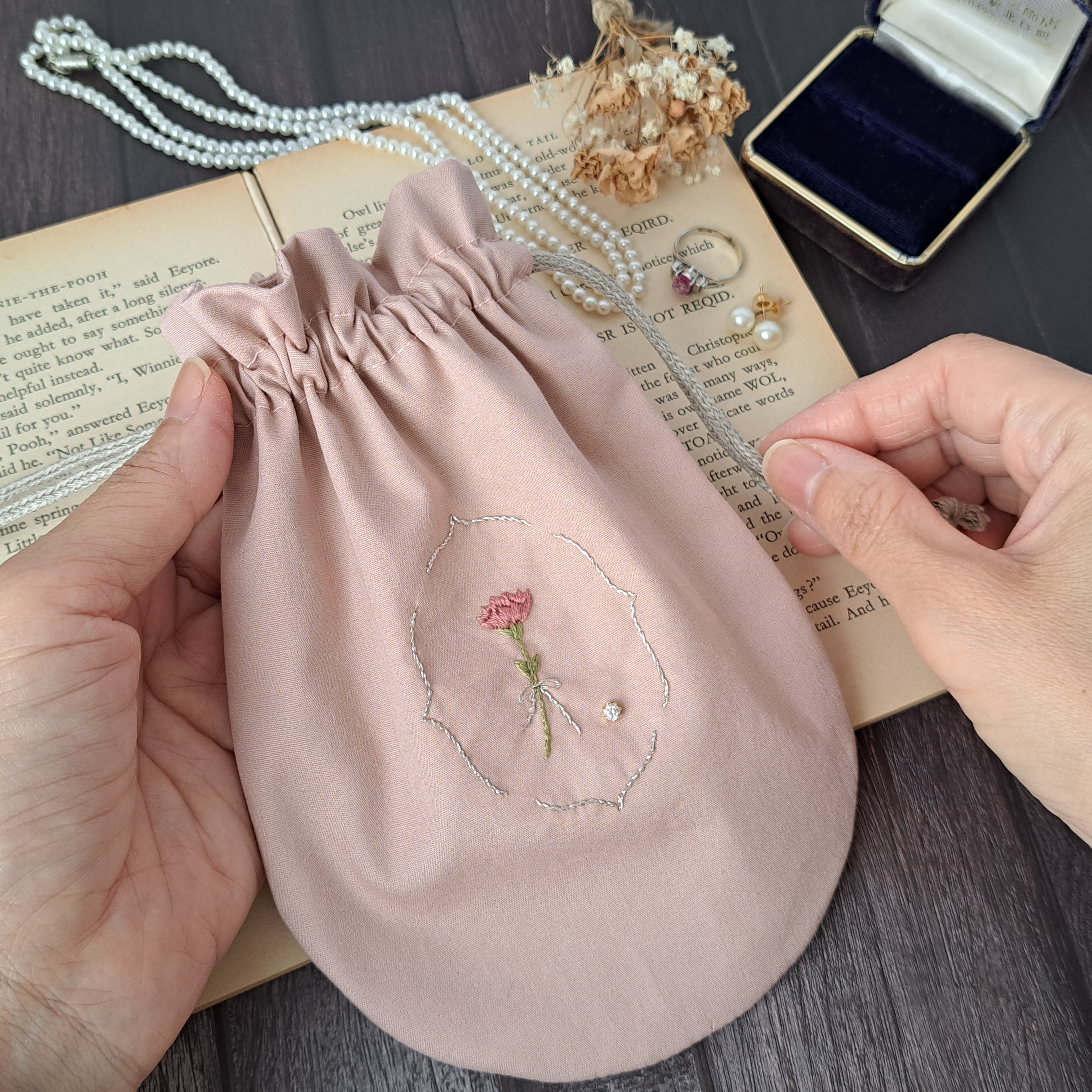 気配り上手なお母様へ　カーネーション刺繍巾着